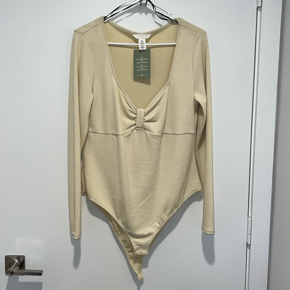 NWT H&M women bodysuit size XL color is like a light yellow/lime